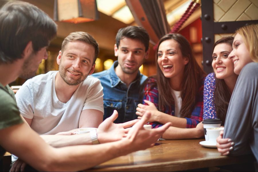 Ausgelassene Freunde im Austausch
