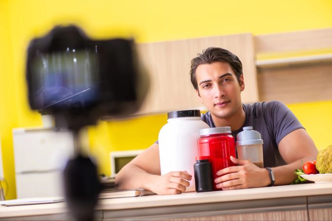 Brauchen wir Proteinpulver? Wer mehr als andere? Oder überhaupt? Viele Blogger meinen: ja, unbedingt! Actioncamera Mann Gefässe Blog
