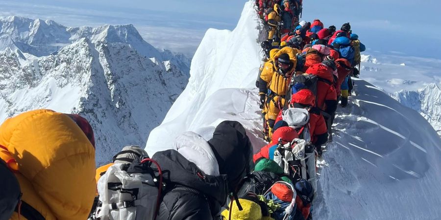 Bergsteiger und Bergführer stehen am 21. Mai zwischen dem Südgipfel und der Hillary-Stufe des Mount Everest im Stau.