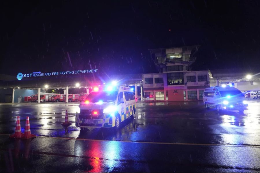 Rettungskräfte versorgten am Flughafen in Bangkok die verletzten Passagiere.