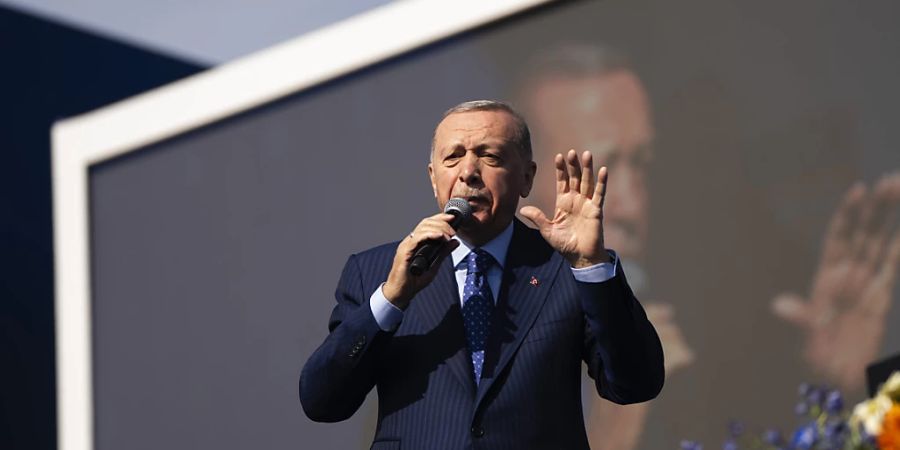 ARCHIV - Der türkische Präsident und Vorsitzende der AK-Partei, Recep Tayyip Erdogan, hält eine Rede während einer Wahlkampfveranstaltung vor den landesweiten Kommunalwahlen. Foto: Francisco Seco/AP/dpa