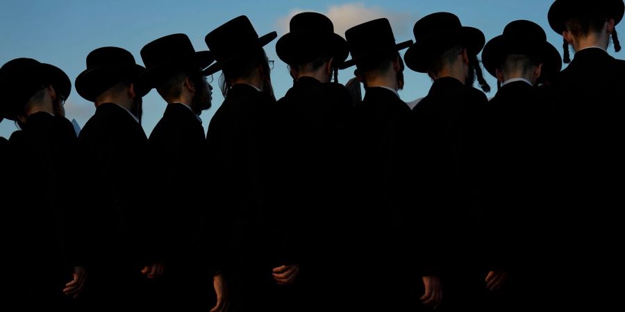 Ultraorthodoxe jüdische Männer beten während einer Zeremonie in Netanya. Israels Regierung steht unter Druck, die Befreiung der ultraorthodoxen Gemeinschaft vom Wehrdienst zu beenden.