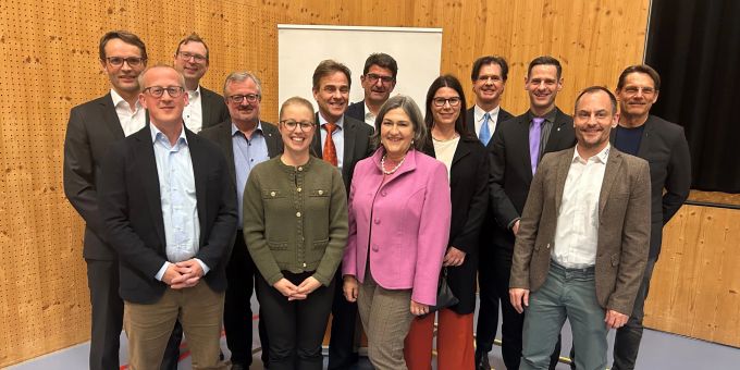 Die Mitte Kanton Zug hat ihre Parolen gefasst und Mitglieder der Gerichte nominiert. Mitte Zug Parolen Gerichte