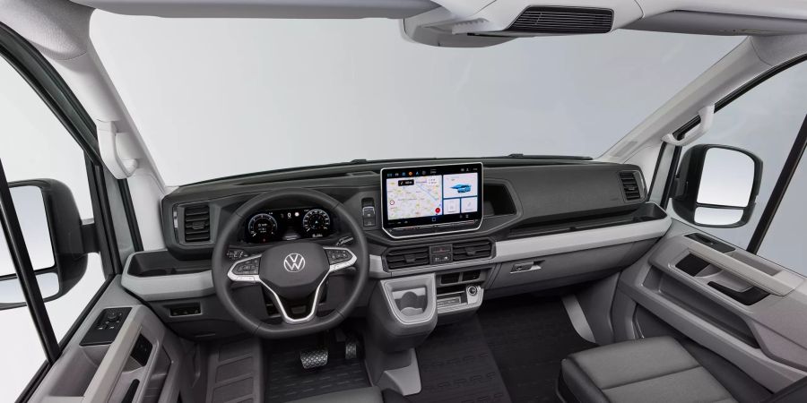 Das Cockpit im neuen VW Crafter gibt sich frisch und modern, die Bedienung läuft zentral über den mittig positionierten Touch-Screen. Auf Wunsch kann hier eine KI-Sprachsteuerung auf Chat-GPT-Basis hinzubestellt werden.