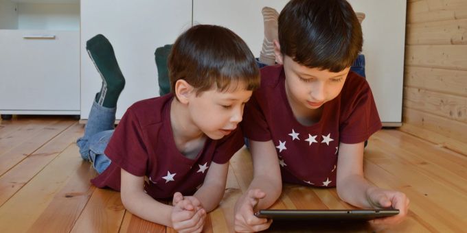 Laut einem Sozialwissenschaftler sind der hohe Handygebrauch und Internetkonsum bei Kindern und Jugendlichen schädlich. (Symbolbild) handy