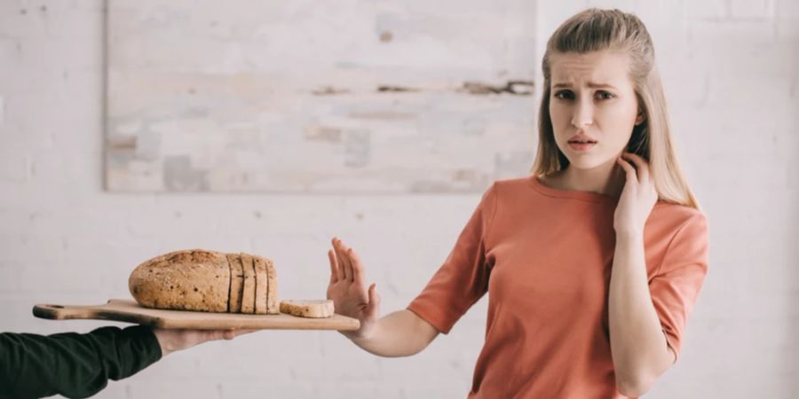 Frau Ablehnung Brot Brettchen aufgeschnitten