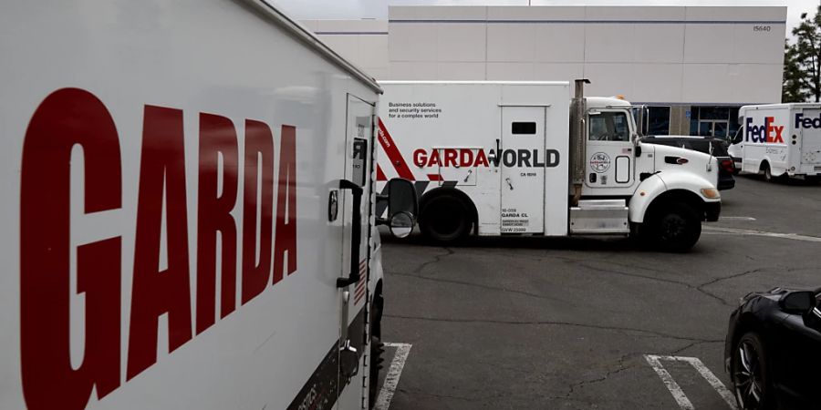 Gepanzerte Lastwagen vor den Büros von GardaWorld im Stadtteil Sylmar von Los Angeles. Foto: Richard Vogel/AP/dpa