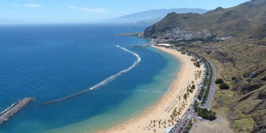 Die kanarische Ferieninsel Teneriffa zieht mit ihren malerischen Sandstränden viele Touristen an.