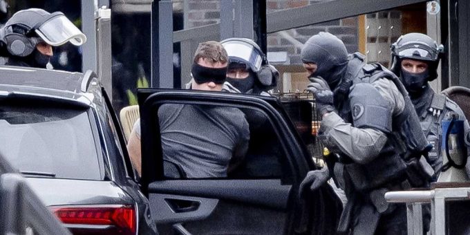 Einsatzkräfte nehmen im Zuge der Geiselnahme einen Mann fest. Einsatzkräfte Festnahme Geiselnahme Ede