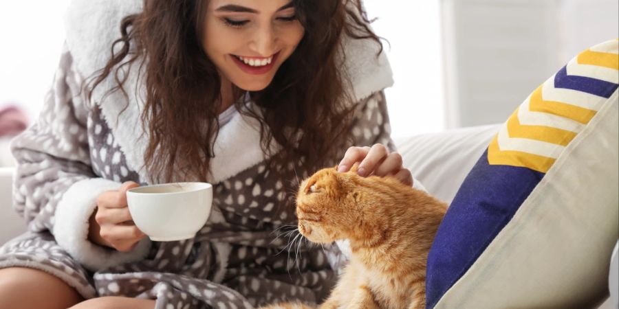 Glückliche Frau mit Katze