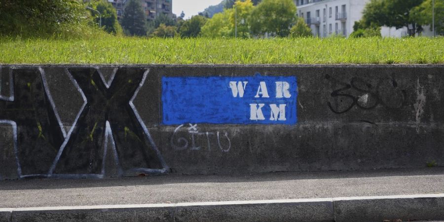 Dieses Anti-Krieg-Graffito sprayten Pussy Riot 2022 in Wabern bei Bern.