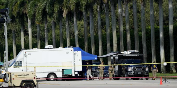 Polizeibeamte arbeiten außerhalb des Trump International Golf Club nach dem mutmaßlichen Attentat auf den ehemaligen Präsidenten Donald Trump. (AP Photo/Lynne Sladky) Election 2024 Trump