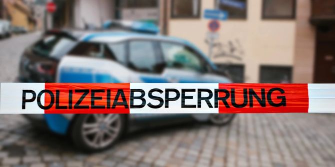 Absperrband Polizeiauto Wohnung