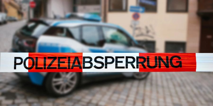 Absperrband Polizeiauto Wohnung