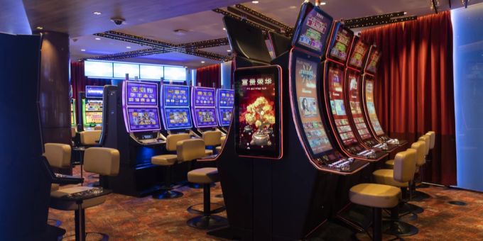 Geldspielautomaten in einem Casino. (Symbolbild) Geldspielautomate
