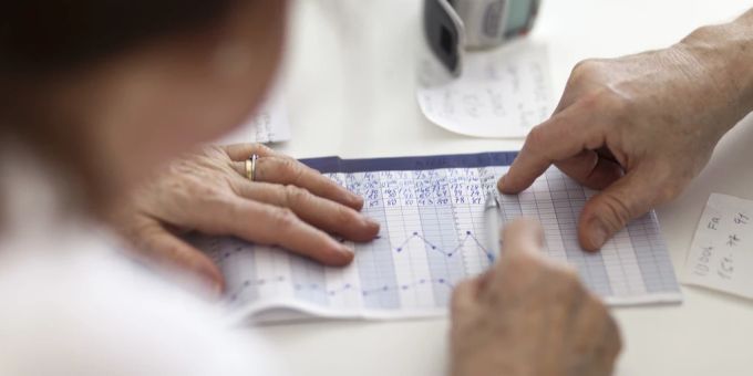 Ärzte müssen vor allem jungen Menschen immer öfters beweisen, dass sie gesund sind. Das sorgt für hohe Kosten. Prämien