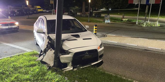 Langenbruck BL: Alkoholisierter Fahrzeuglenker verursacht Selbstunfall. Selbstunfall in Langenbruch.