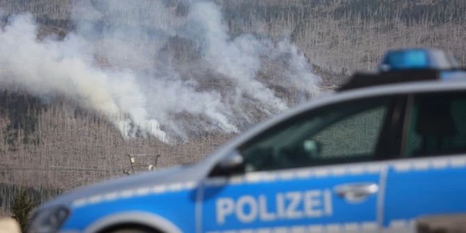 Polizeiauto vor Waldbrand Brocken