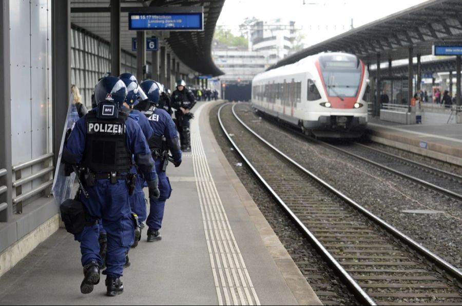 Polizisten überwachen in Vollmontur den Bahnhof Aarau, vor dem Super-League-Spiel  zwischen dem FC Aarau und dem FC Zürich, am 25. April 2015.