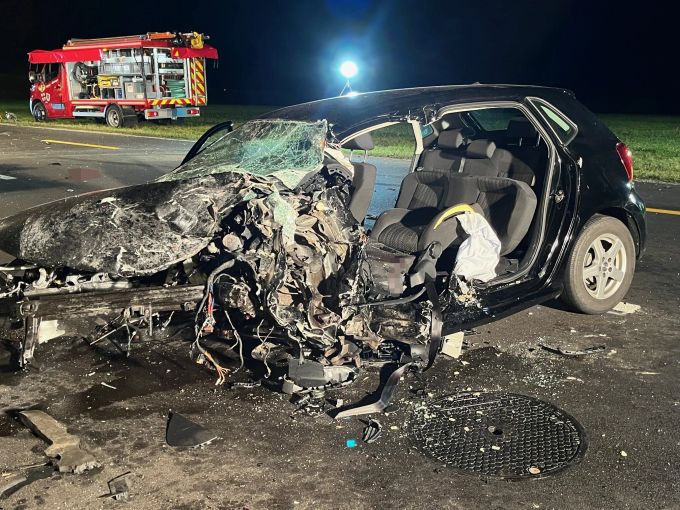 Die Autofahrerin wurde in kritischem Zustand ins Spital geflogen. Ins Spitla geflogen