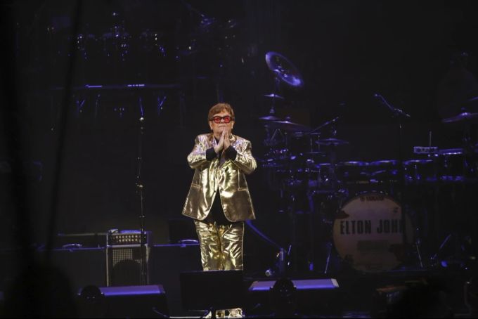 Elton John hat Sehprobleme. Elton JOhn