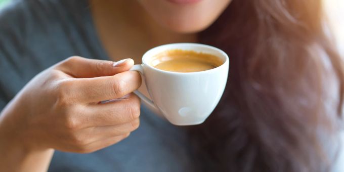 Kaffee wird immer mehr zum Luxusgut. (Symbolbild) Frau mit Espresso