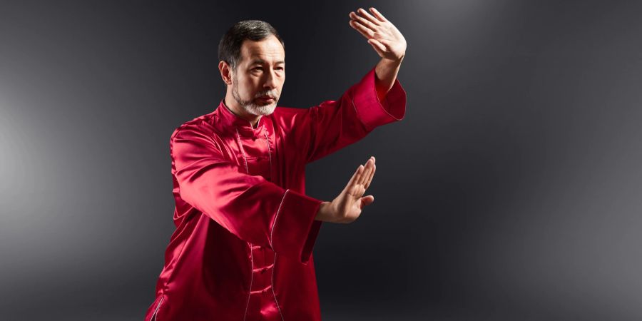 Obermeister praktiziert Qigong