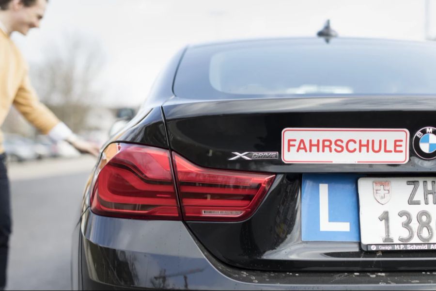 Lernfahrende müssen sich zurzeit etwas gedulden. Aufgrund von Personalmangel sind die Wartezeiten für die praktische Autoprüfung lang. (Symbolbild)