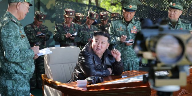 Nordkorea Führer Kim Jong Un am Tisch