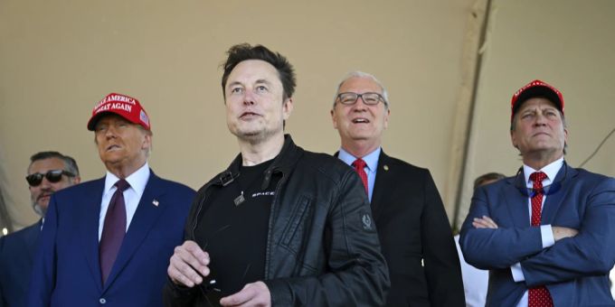 Unternehmer Elon Musk (m.) hat ersten Einblick in seine Pläne zum Umbau der US-Regierung gegeben. (Archivbild) Elon Musk Pläne