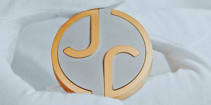 Jaguar schockiert mit einem neuen Logo. Jaguar logo