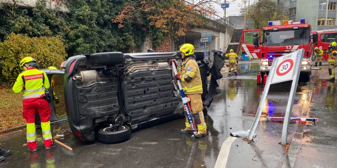 Eine Autofahrerin prallte am Dienstag in Zug gegen einen Signalständer. Daraufhin kippte das Fahrzeug auf die Seite. Unfall in Zug.