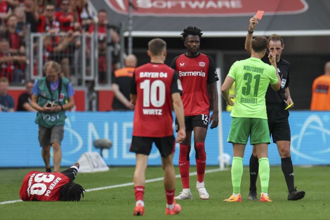 Bayer Leverkusen spielte in der Schlussphase gegen den VfL Wolfsburg in Überzahl. Bayer Leverkusen VfL Wolfsburg