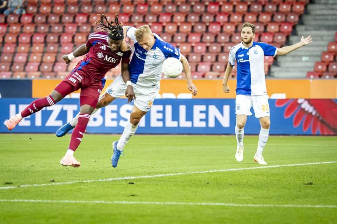 Servette-Stürmer Simbakoli bringt Servette gegen GC in Führung. GC