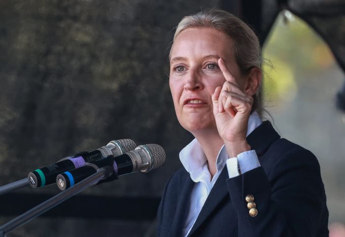 Alice Weidel stösst auf scharfe Kritik nach ihrer abfälligen Aussage zu Annalena Baerbock. Alice Weidel Annalena Baerbock