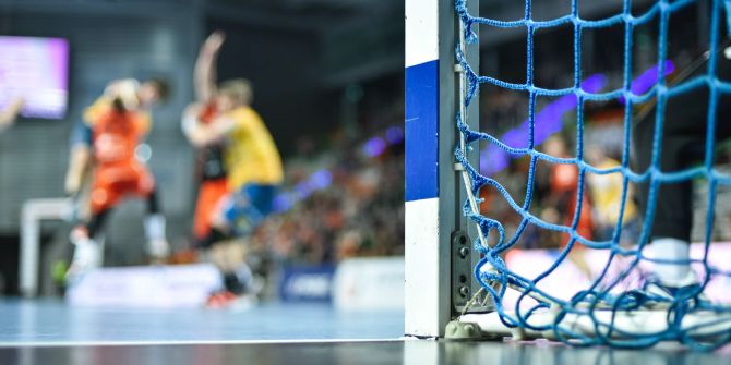 Pfosten Spielfeld Handball Spieler