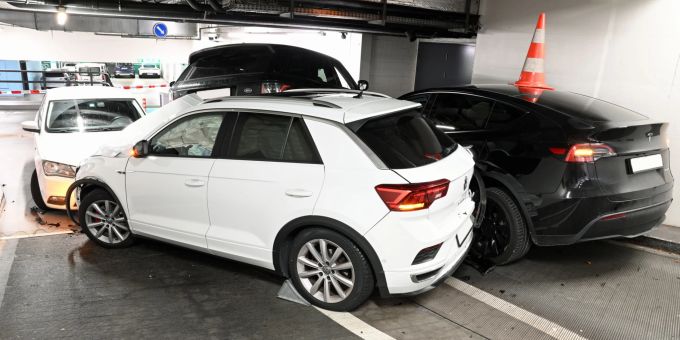 Luzern: Kollision zwischen fünf Fahrzeugen in Parkhaus. Kollision in Parkhaus