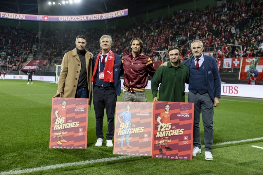 Fabian Schär, SFV-Präsident Dominique Blanc, Yann Sommer, Xherdan Shairi und Nati-Direktor Pierluigi Tami im Kybunpark.