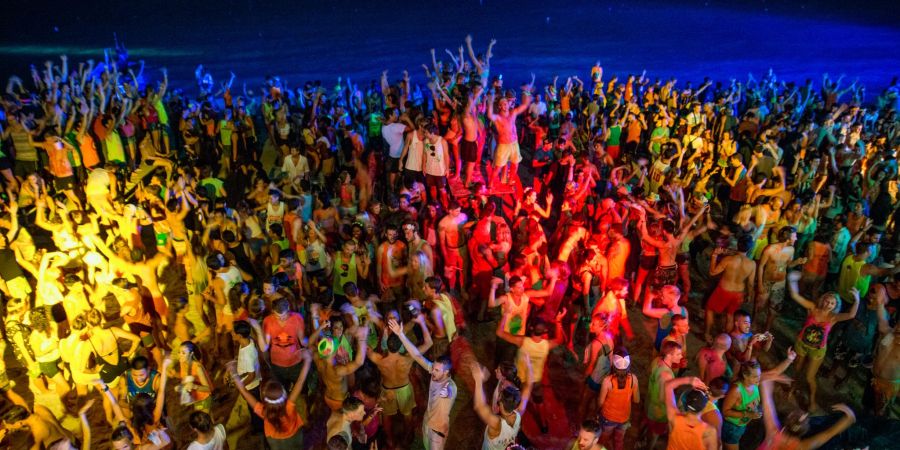 Bis zu 30.000 Gäste nehmen jeden Monat an der Full Moon Party in Koh Phangan teil. (Archivbild)