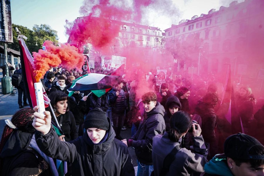 Heute haben in Turin zahlreiche Studierende gegen die Regierung Meloni protestiert.