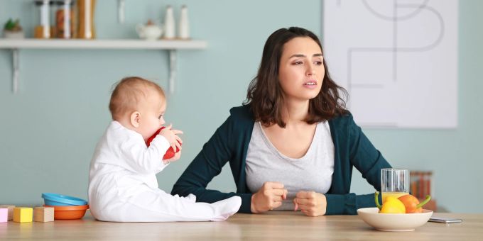 „Touched Out“ beschreibt das überwältigende Gefühl von zu viel körperlicher Nähe, das häufig bei frisch gebackenen Müttern auftritt. Baby, Mutter, Postnatale Depression