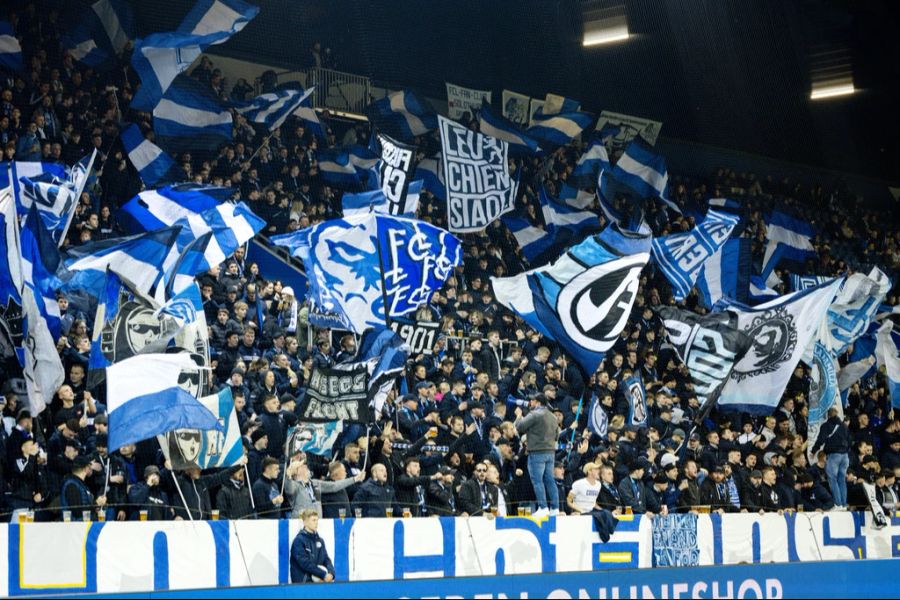 Die Fans des FC Luzern finden trotz gesperrter Kurve den Weg ins Stadion.