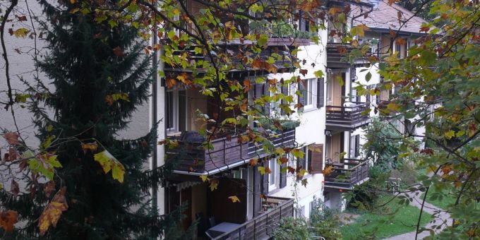 In grüner Umgebung, aber in die Jahre gekommen: Wohngenossenschaft Thierstein. onlinereports basel