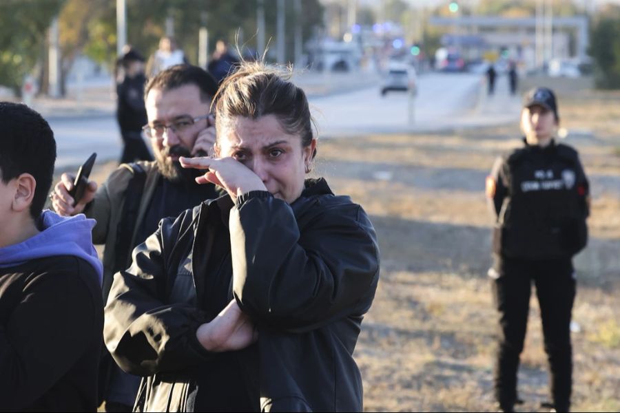 Schockierte Angehörige vor dem Luftfahrtzentrum in Ankara. Auf dem Gelände wurde am Mittwochnachmittag ein Anschlag verübt.