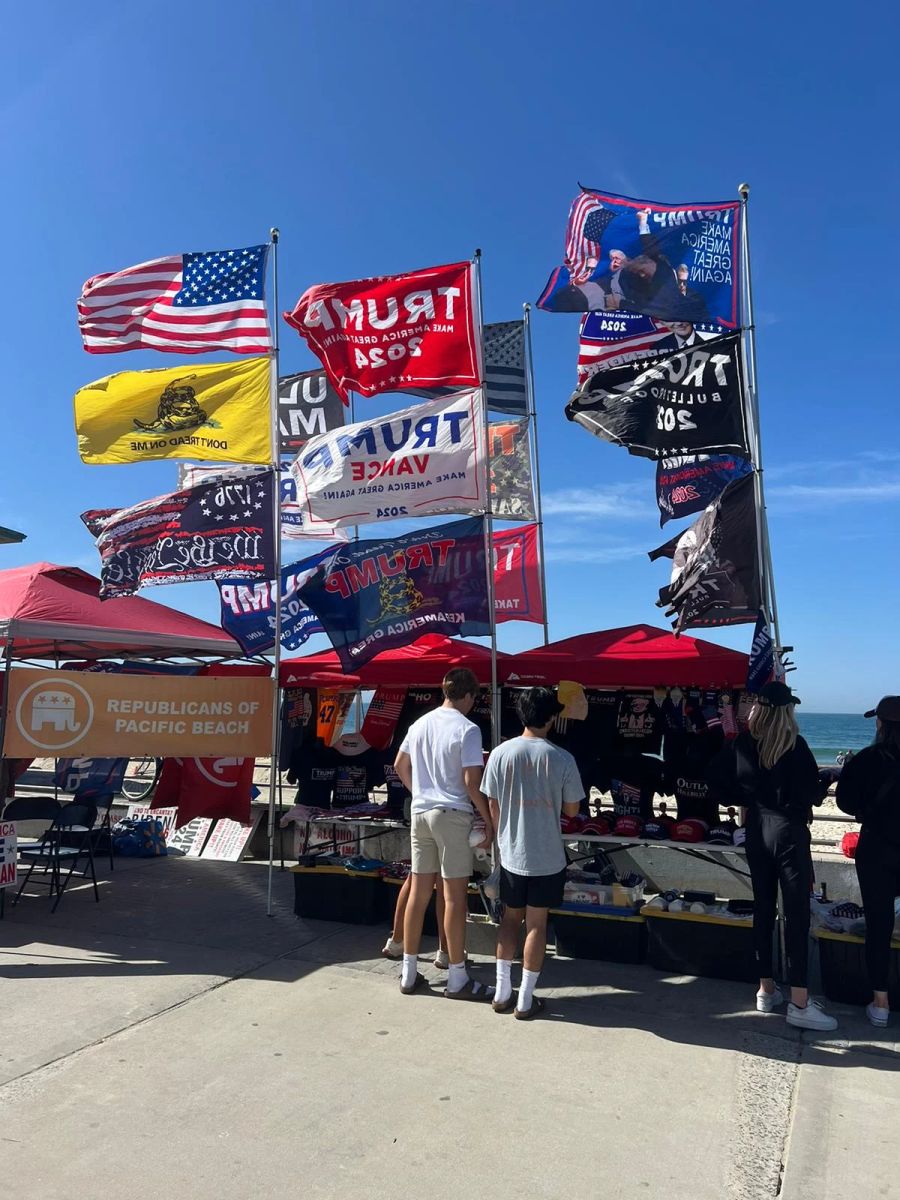 Samuel Obrecht hat diese Bilder aus San Diego geschickt - die Trump-Wähler zeigen Flagge.