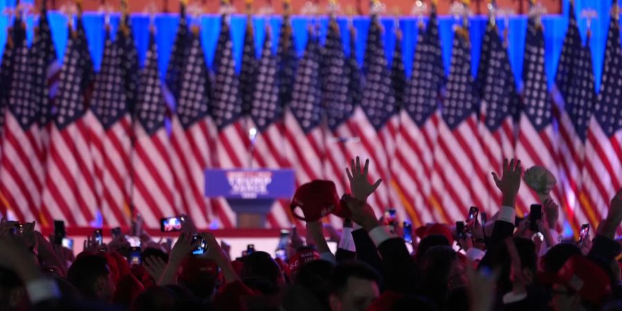 Die Stimmung bei den Anhängerinnen und Anhänger von Donald Trump in West Palm Beach (Flordia) war ausgelassen.