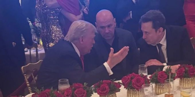 Elon Musk unterhält sich mit Trump. Elon Musk