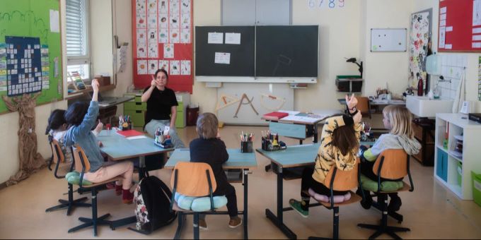 In der Schule müssen die Kinder brav sitzen. Junge Kinder Schule