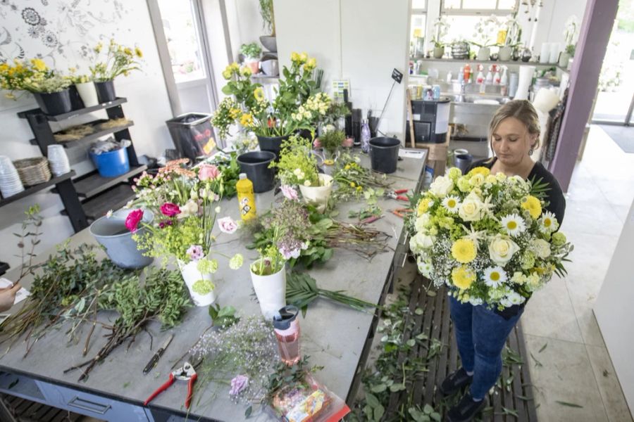 Dazu gehört gemäss Floristenverband Hände gut waschen, Blumen nicht gegen die Kleidung drücken und beim Umgang mit einem Strauss nicht das Gesicht reiben. (Symbolbild)