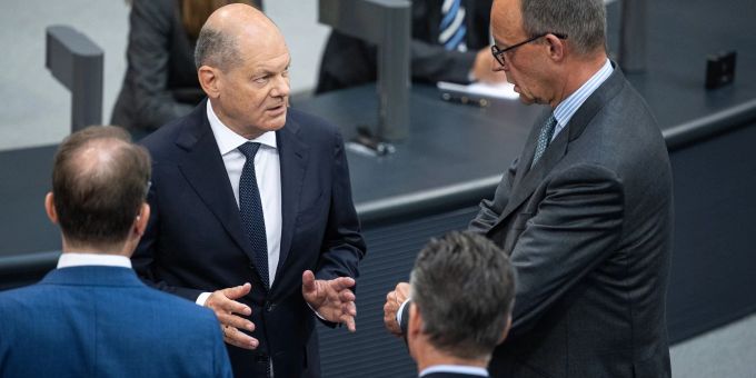 Im Bundestag hat Bundeskanzler Olaf Scholz eine industriepolitische Offensive präsentiert und sich scharf gegen Oppositionsführer Friedrich Merz gewandt. (Archivbild) Bundestag